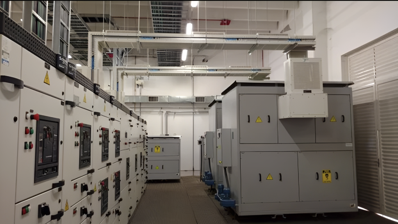 Subestação abrigada com painéis de proteção elétrica