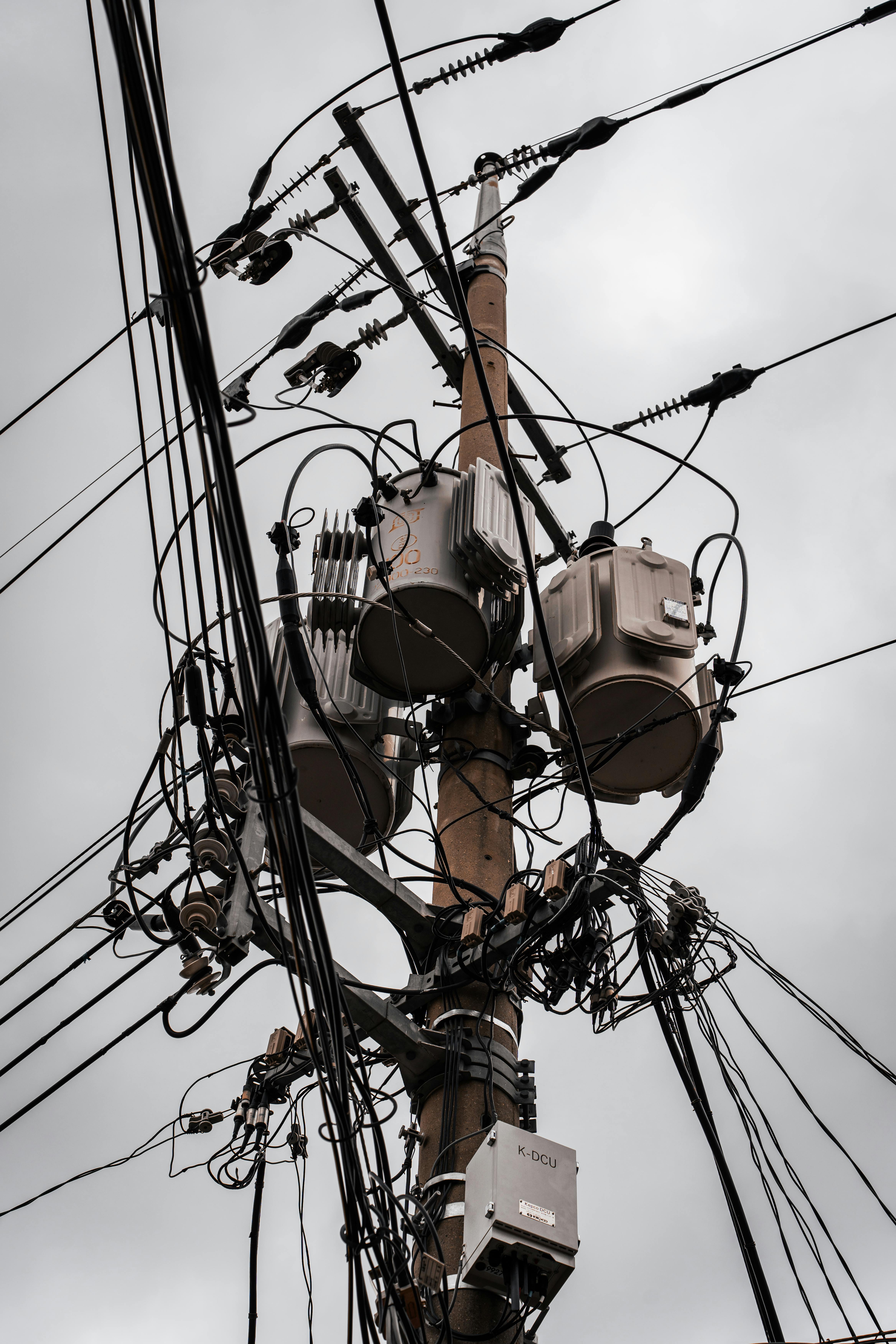 Rede de distribuição elétrica aérea em poste